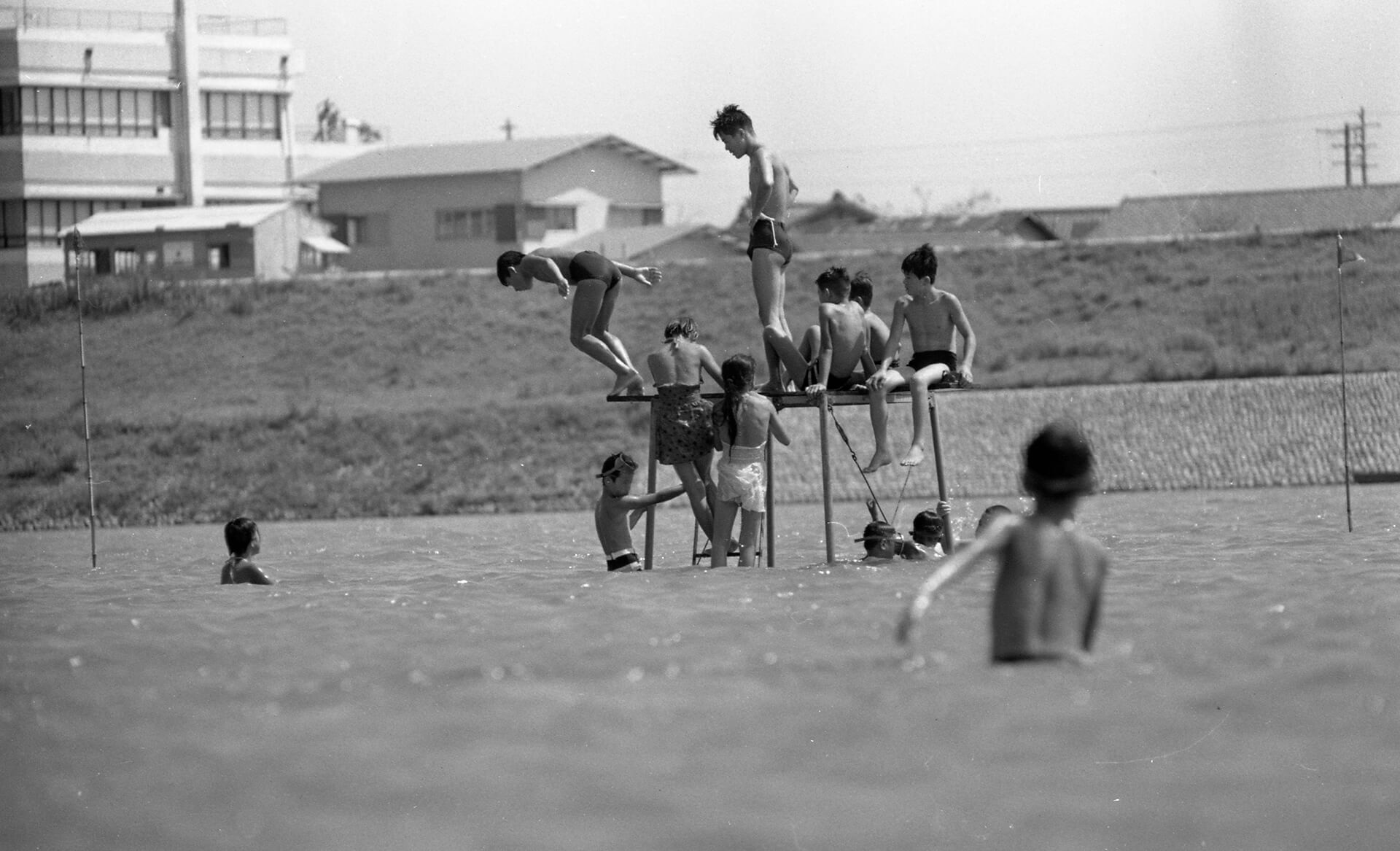 大淀川で泳ぐ子供達