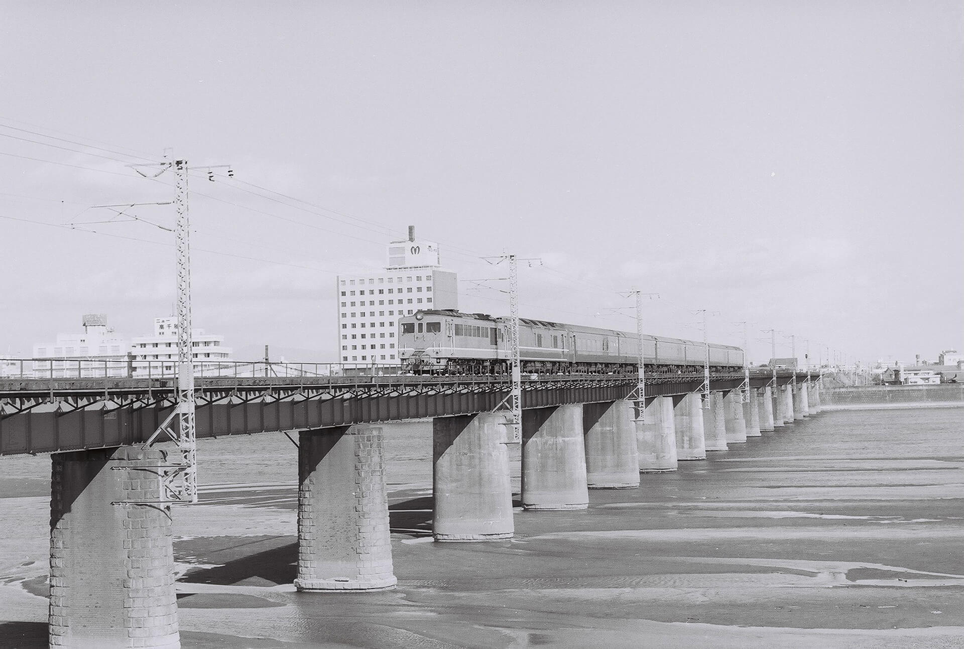 大淀川と電車